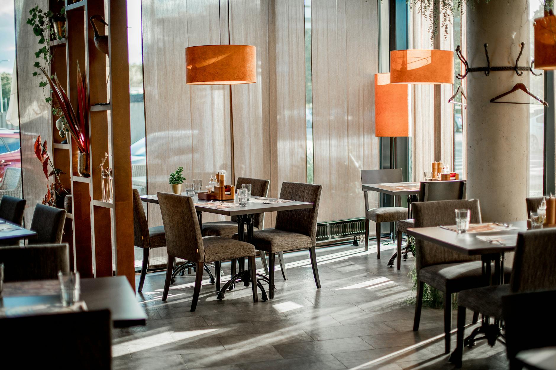 Warm beleuchtetes Restaurantinnere mit elegantem Dekor