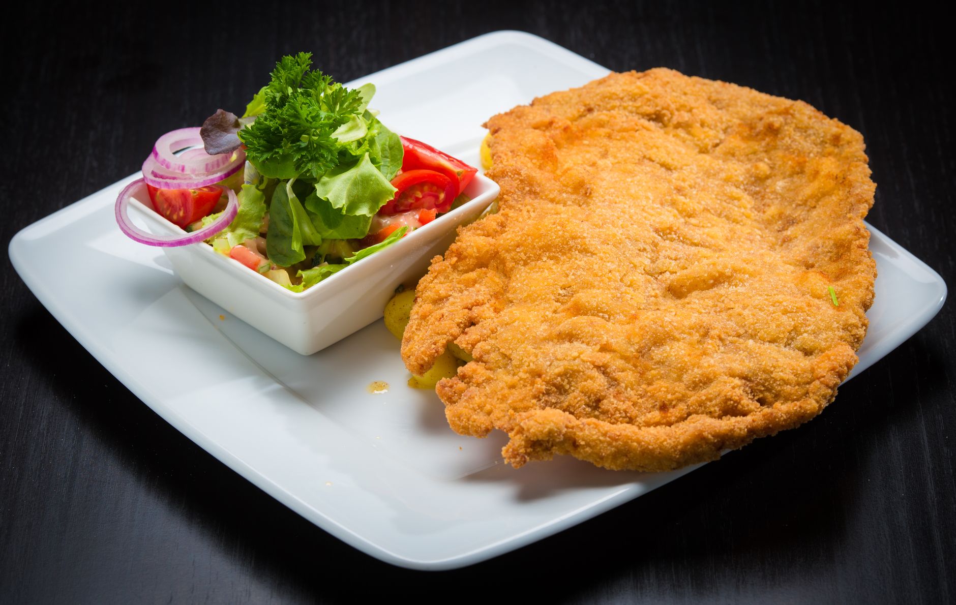 Knuspriges Schnitzel mit frischem Salat