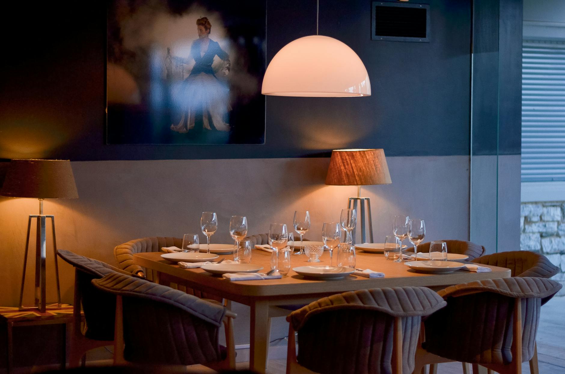 Elegant gedeckter Tisch mit warmem Licht